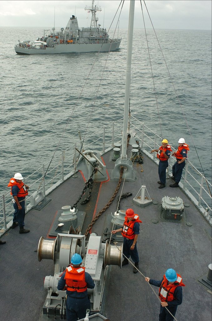 The mine countermeasure ship USS Scout (MCM 8), conducts a tow and be towed exercise with USS Sen...