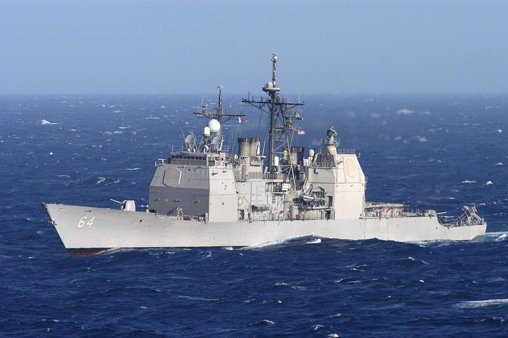 The guided missile cruiser USS Gettysburg (CG 64) makes her approach along side USS Detroit